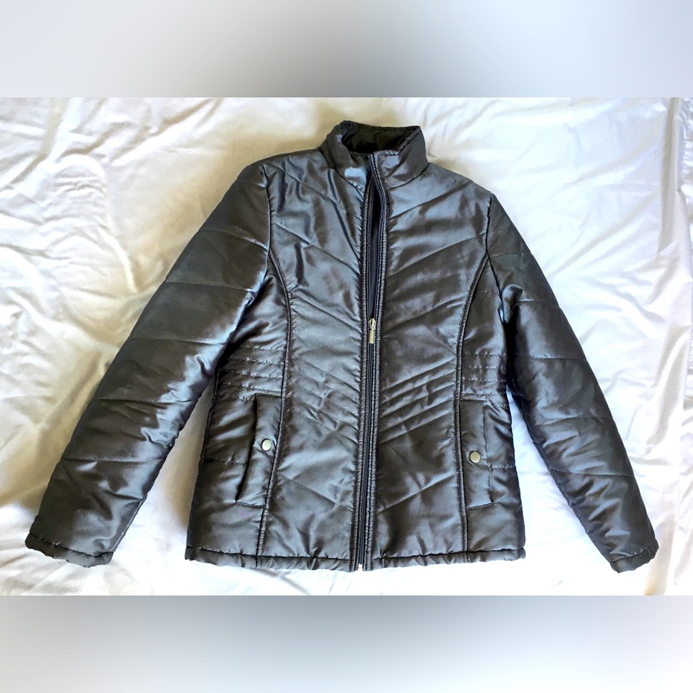 Gorgeous Jane Ashley silver metallic lightweight puffer jacket.